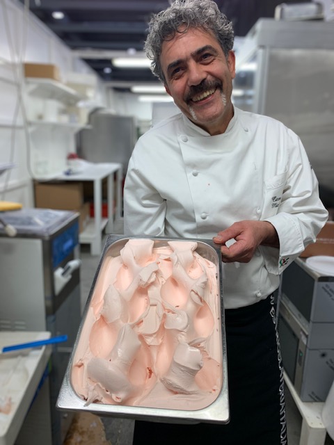 3 Il Maestro Michele Ciccarelli di Passaparola a Castiglione delle Stiviere Mn con il gelato arance e limoni.jpg